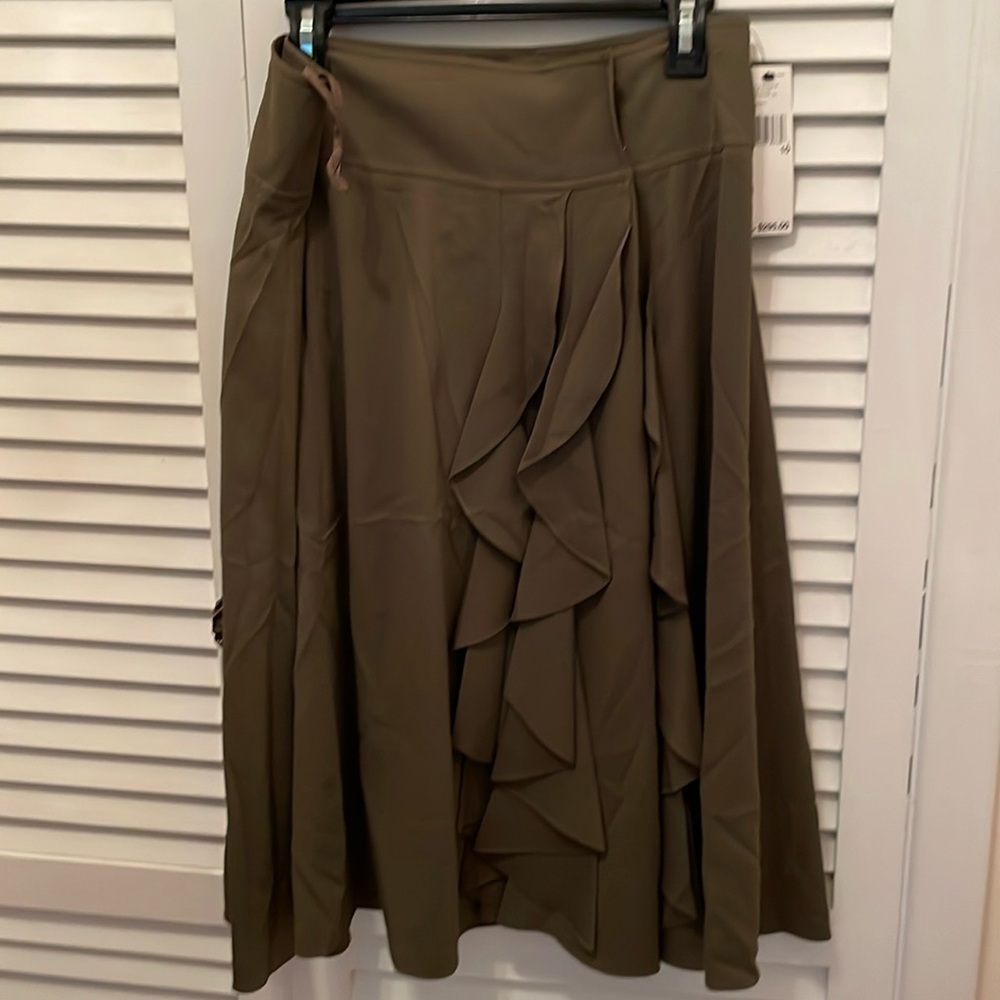 NWT DKNY skirt full size 10 silk /elastine 27.5 inch lenght